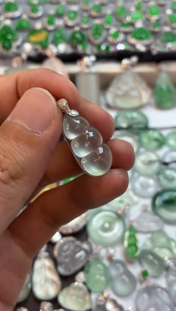 吊坠(不含链)18K金镶嵌翡翠豆子