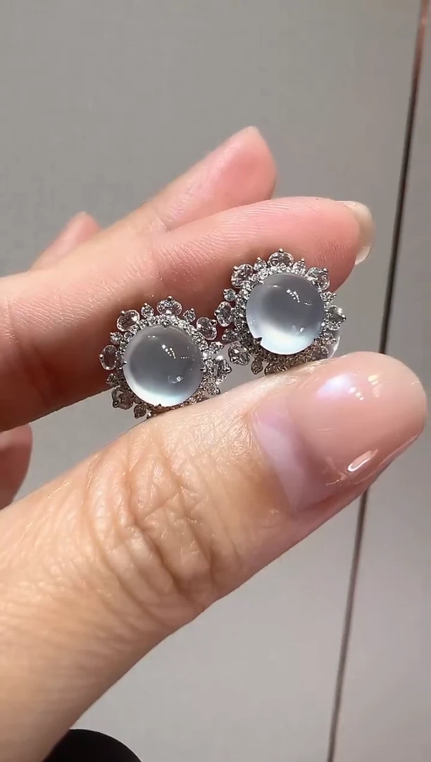18K金镶嵌翡翠耳钉蛋面