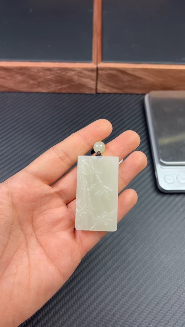【闪购商品】和田玉吊坠(赠链)未镶嵌且末微色差近矿