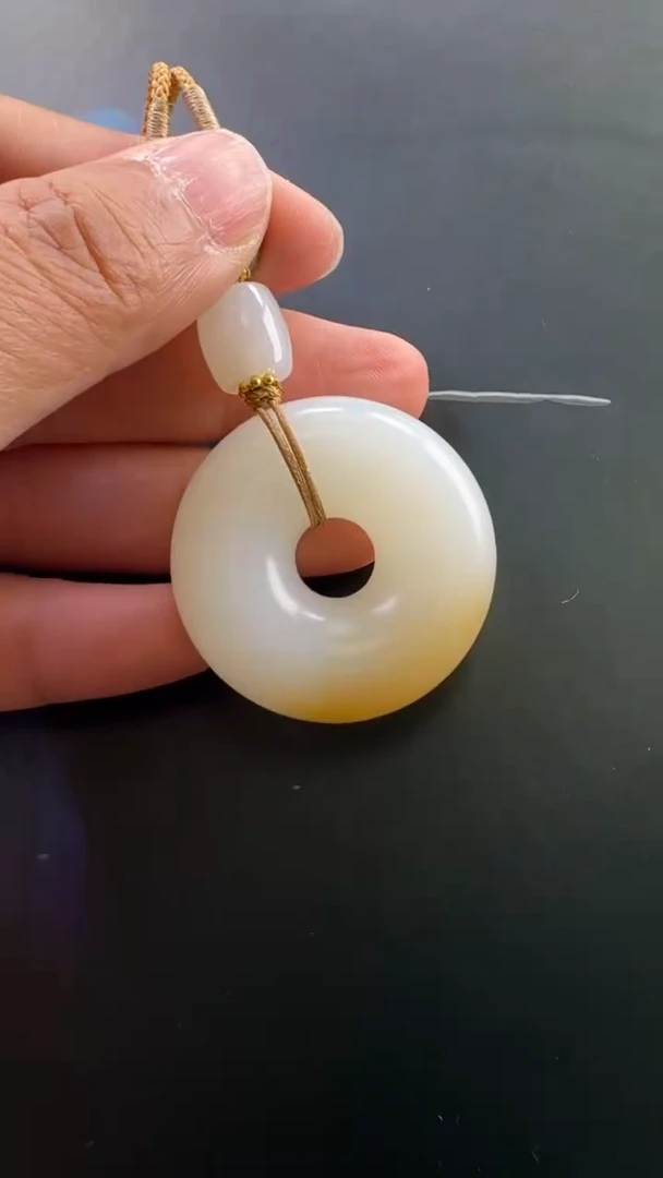 颈饰未镶嵌和田玉吊坠