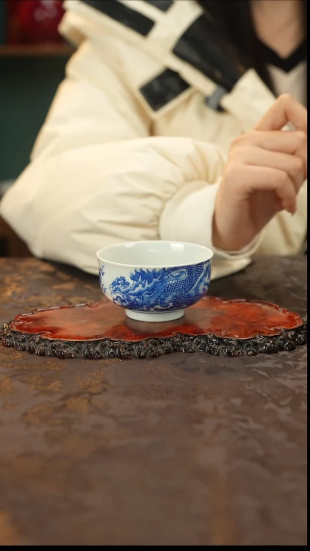 青花手绘龙纹主人杯