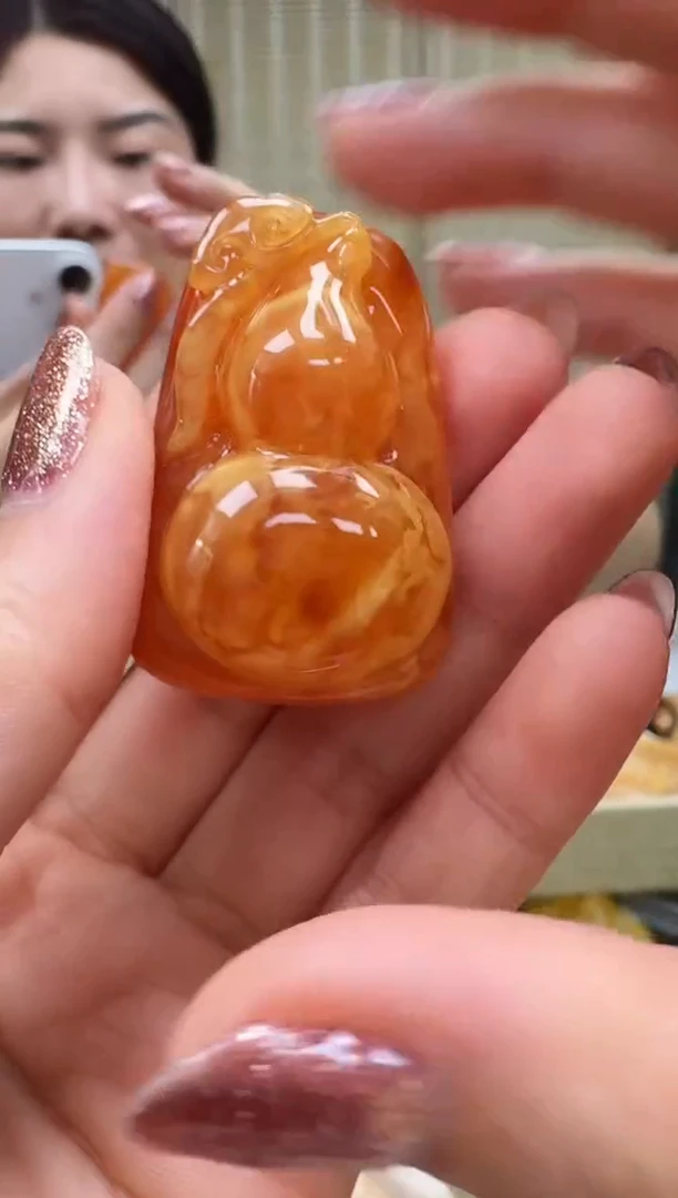 未镶嵌颈饰琥珀如图
