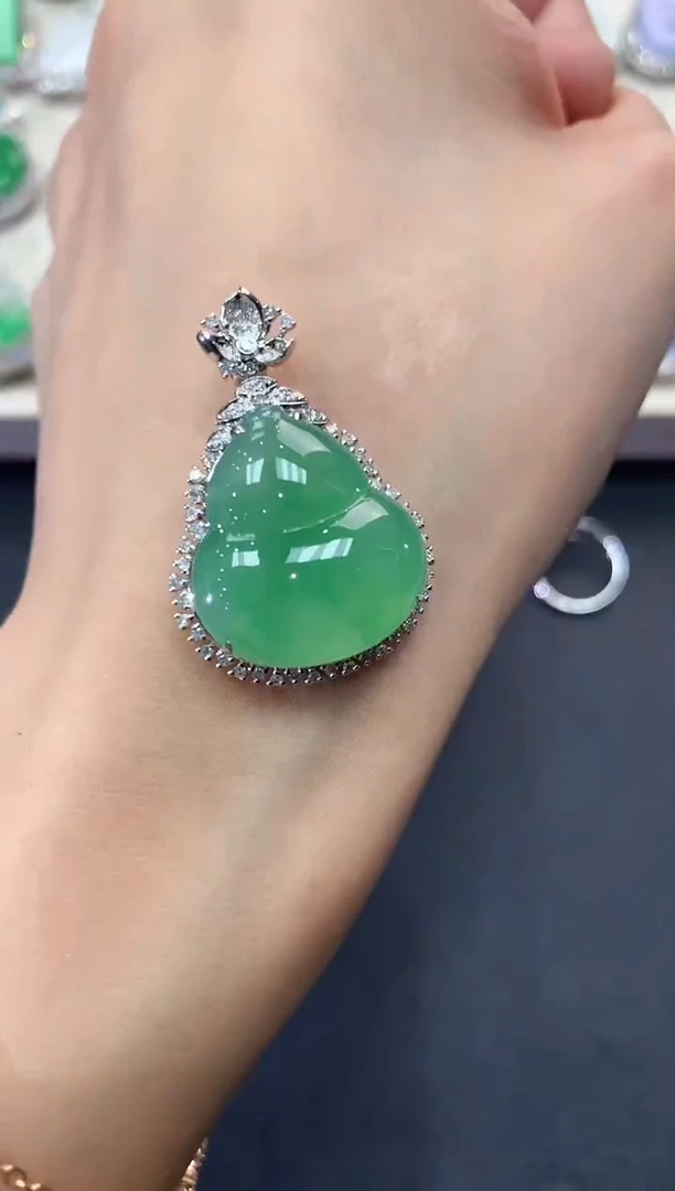 【闪购商品】翡翠吊坠(不含链)18K金镶嵌a116