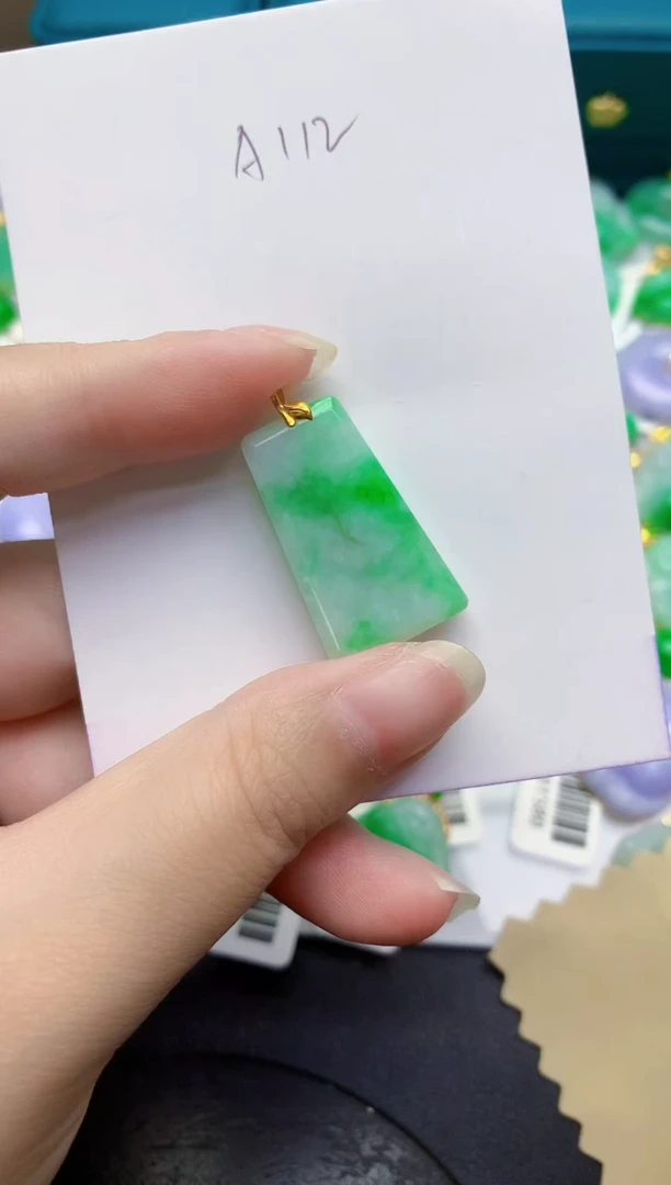颈饰18K金镶嵌翡翠缅甸天然翡翠A货