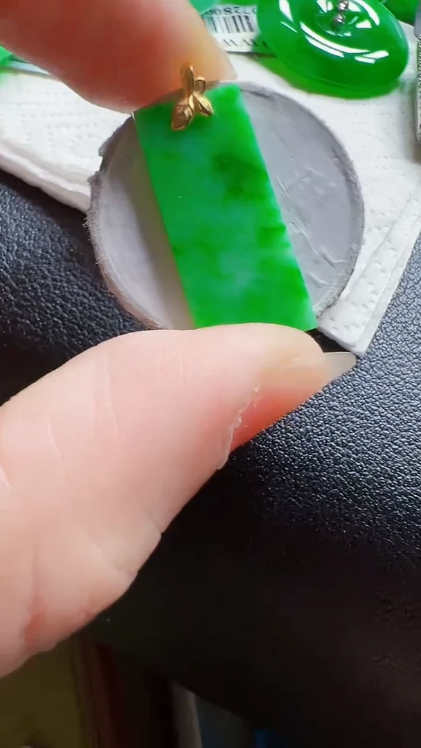 颈饰18K金镶嵌翡翠吊坠