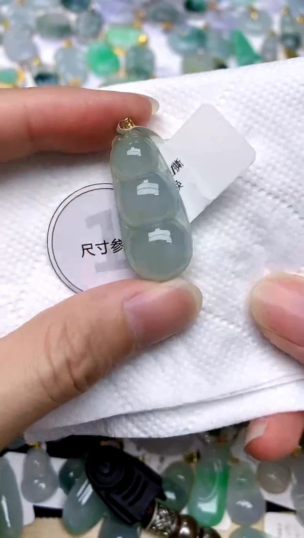 颈饰18K金镶嵌翡翠天然A货翡翠