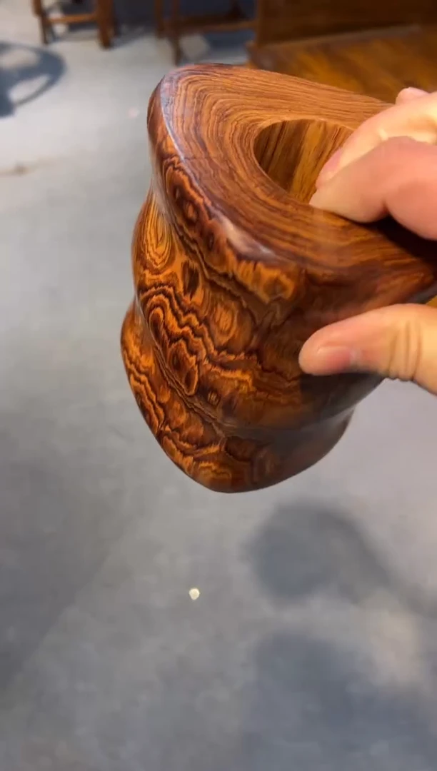 【闪购商品】花梨木类木雕笔筒