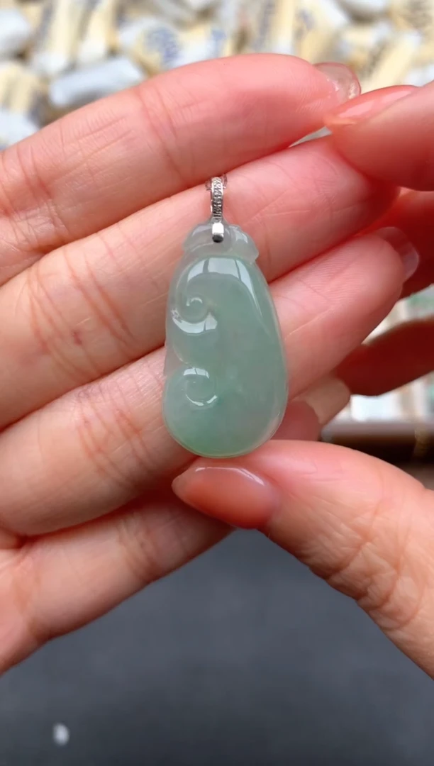 18K金镶嵌挂件翡翠1