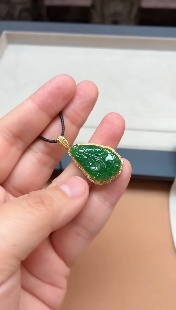颈饰18K金镶嵌翡翠挂件