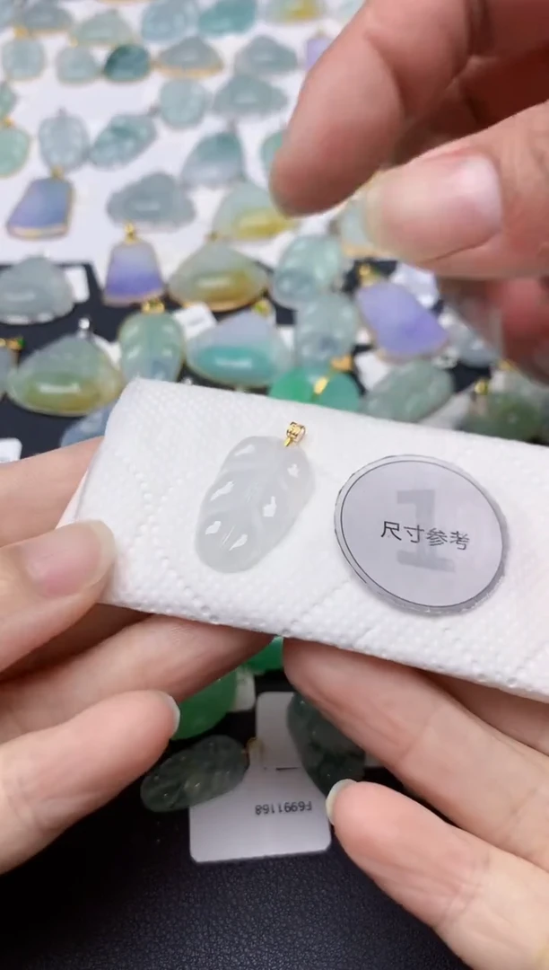 翡翠18K金镶嵌颈饰天然缅甸A货翡翠