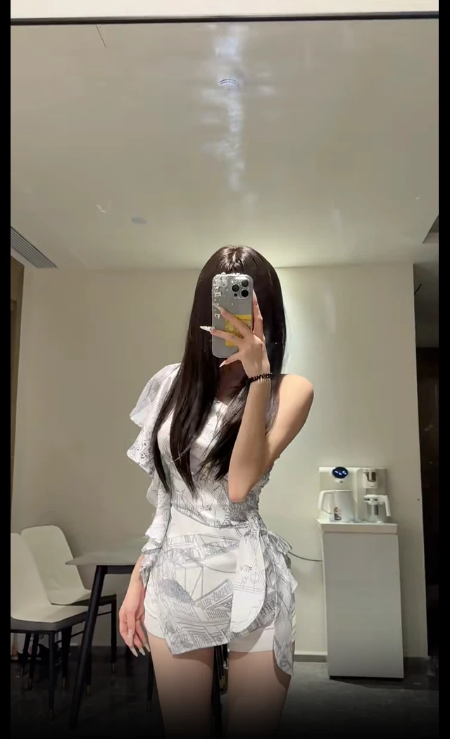 浮世星芒 缎面印花荷叶边不规则收腰修身斜肩上衣女显瘦短裤套装