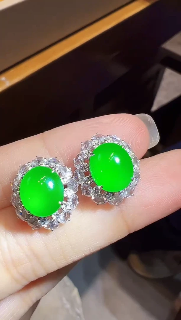 18K金镶嵌翡翠耳饰蛋面