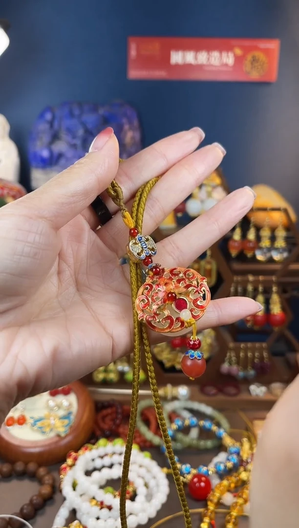 ，红色团秀珐琅吊坠