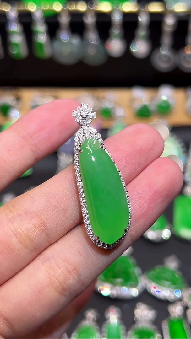 颈饰18K金镶嵌翡翠吊坠