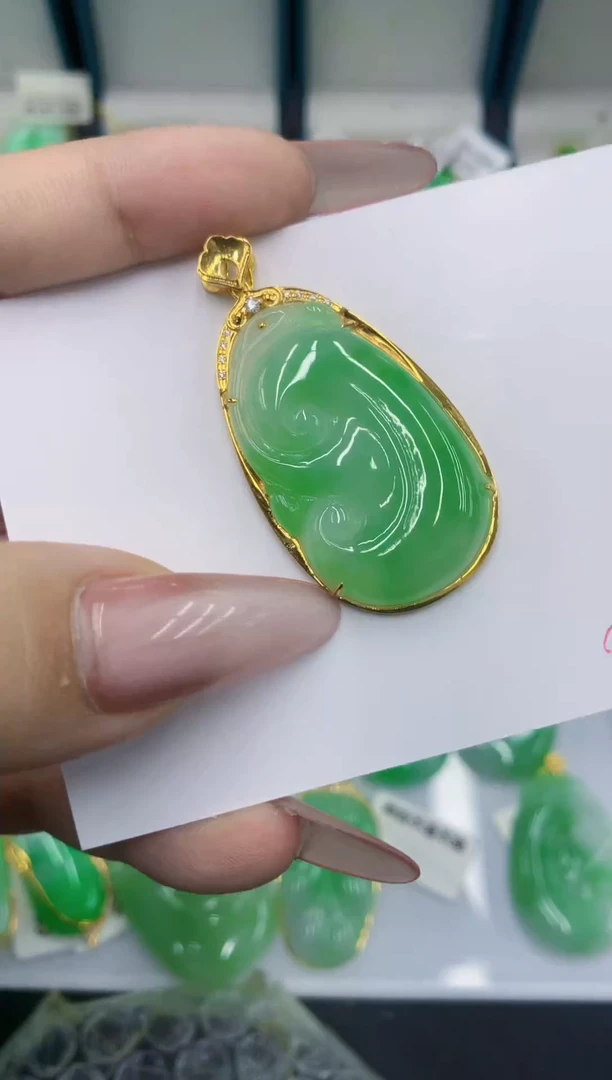 颈饰18K金镶嵌翡翠蛋***妈11111