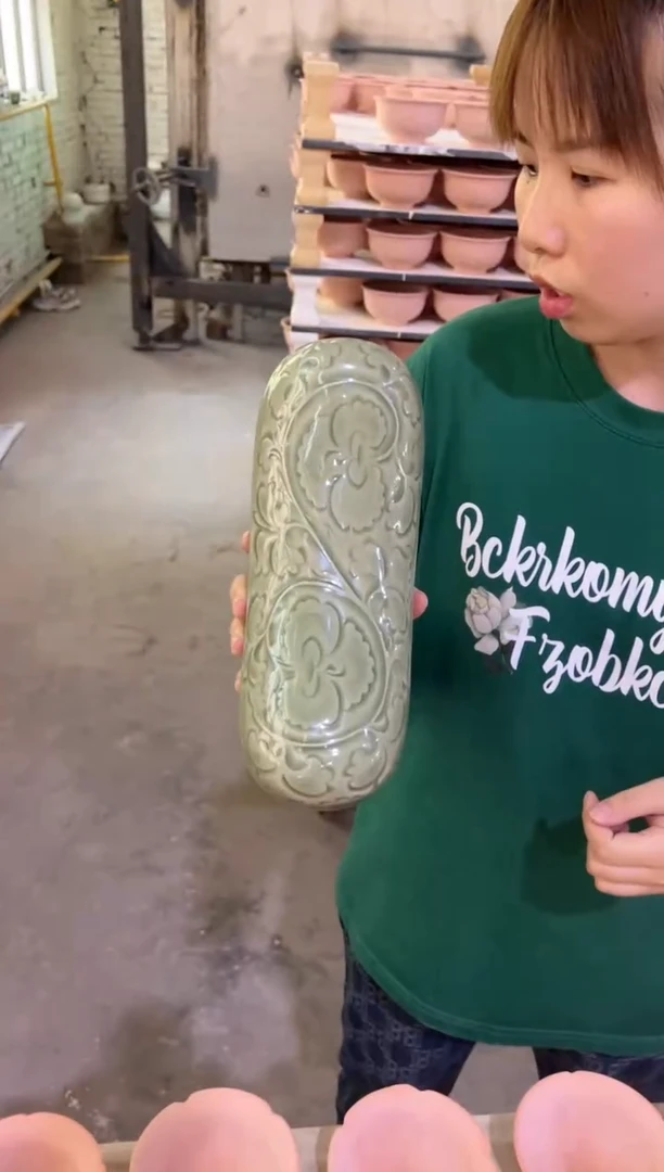 耀州窑青瓷牡丹纹枕头