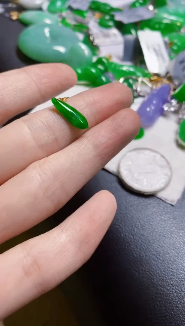 颈饰18K金镶嵌翡翠豆***常吊坠