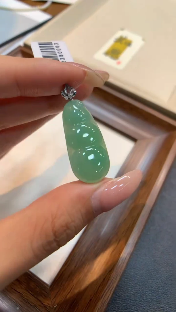 颈饰18K金镶嵌翡翠福豆