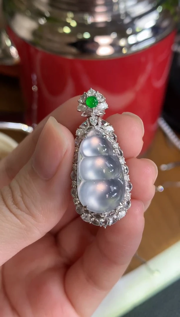 颈饰18K金镶嵌翡翠豆子