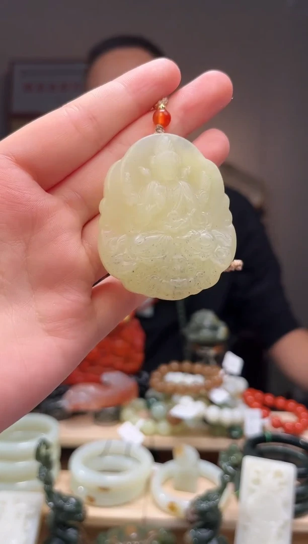 颈饰未镶嵌和田玉吊坠