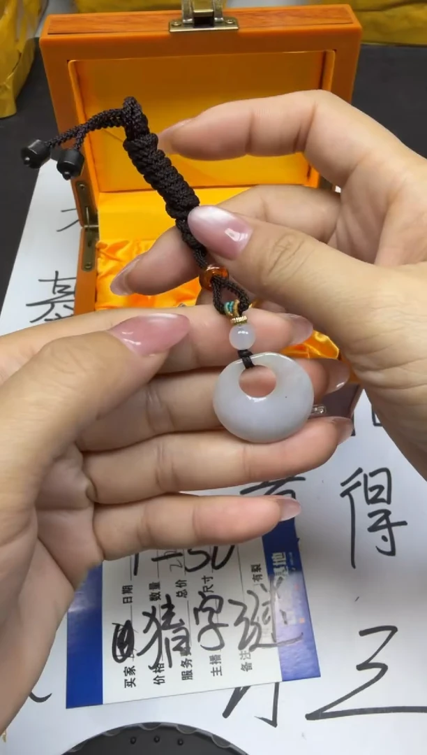 颈饰未镶嵌翡翠?****6.