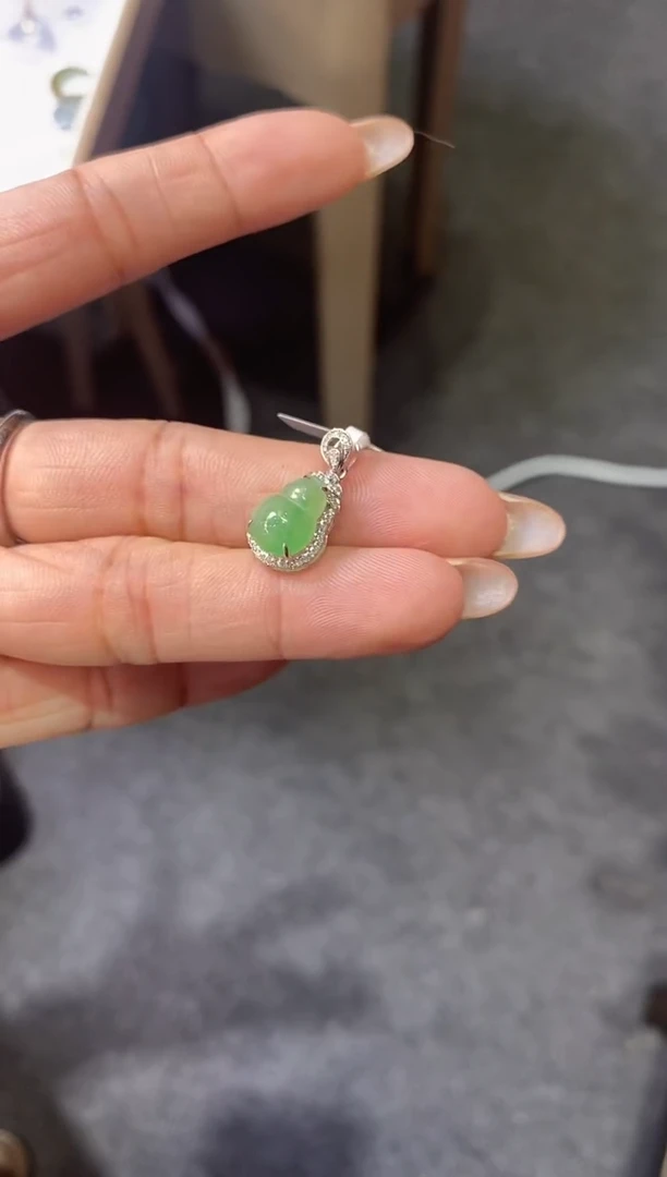 翡翠18K金镶嵌吊坠(不含链)葫芦