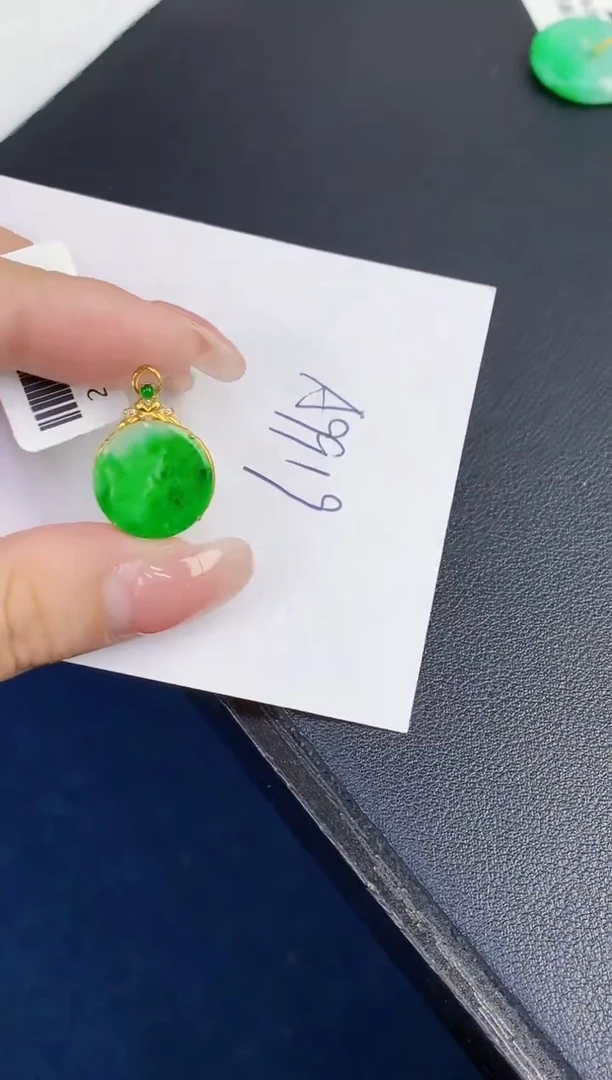 翡翠18K金镶嵌颈饰缅甸天然翡翠A货