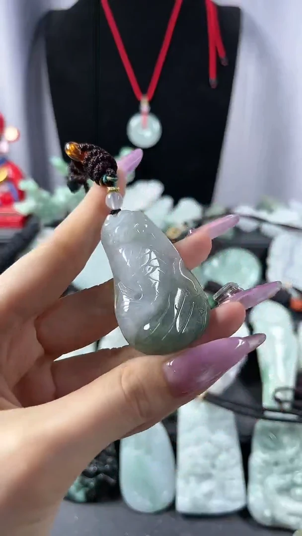 翡翠未镶嵌颈饰年年有余