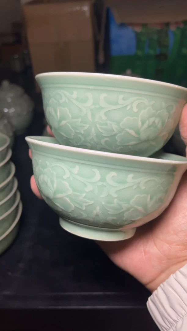 瓷瑕疵青釉4.7浮雕牡丹碗2只