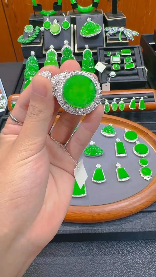 【闪购商品】翡翠吊坠(赠链)银S925镶嵌天然A货翡翠