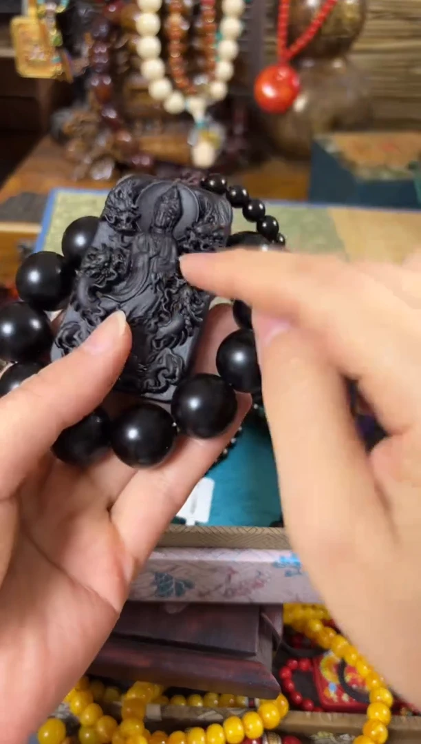 未镶嵌颈饰琥珀..................