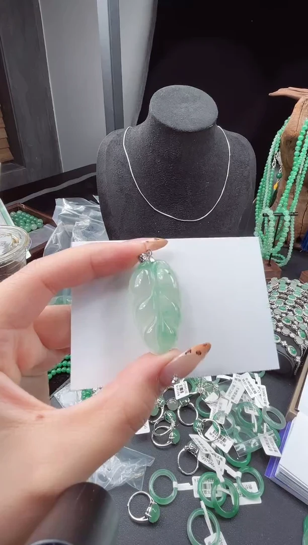 吊坠(赠链)银S925镶嵌石英质玉（非洲翠）25.301叶子