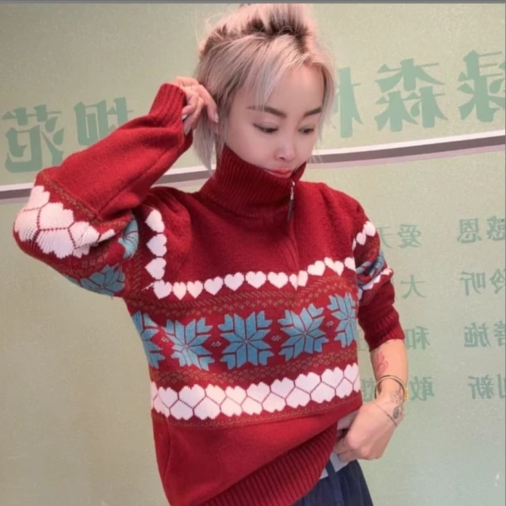 百搭款红色爱心毛衣