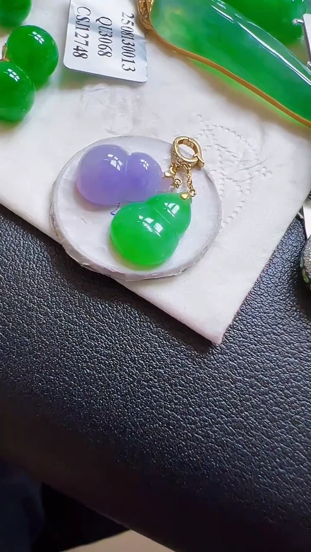 颈饰18K金镶嵌翡翠葫芦