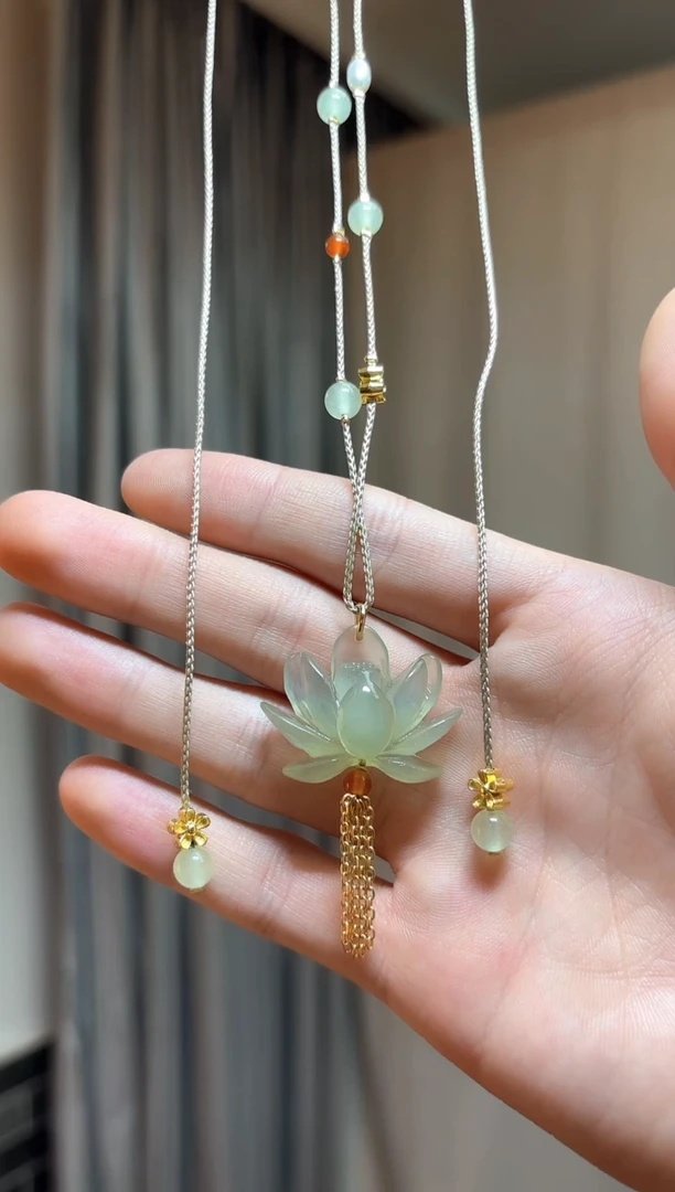 蛇纹石玉未镶嵌颈饰莲花 纯手工雕刻 多样性发其一