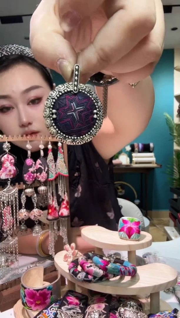 刺绣纯手工苗绣非遗吊坠