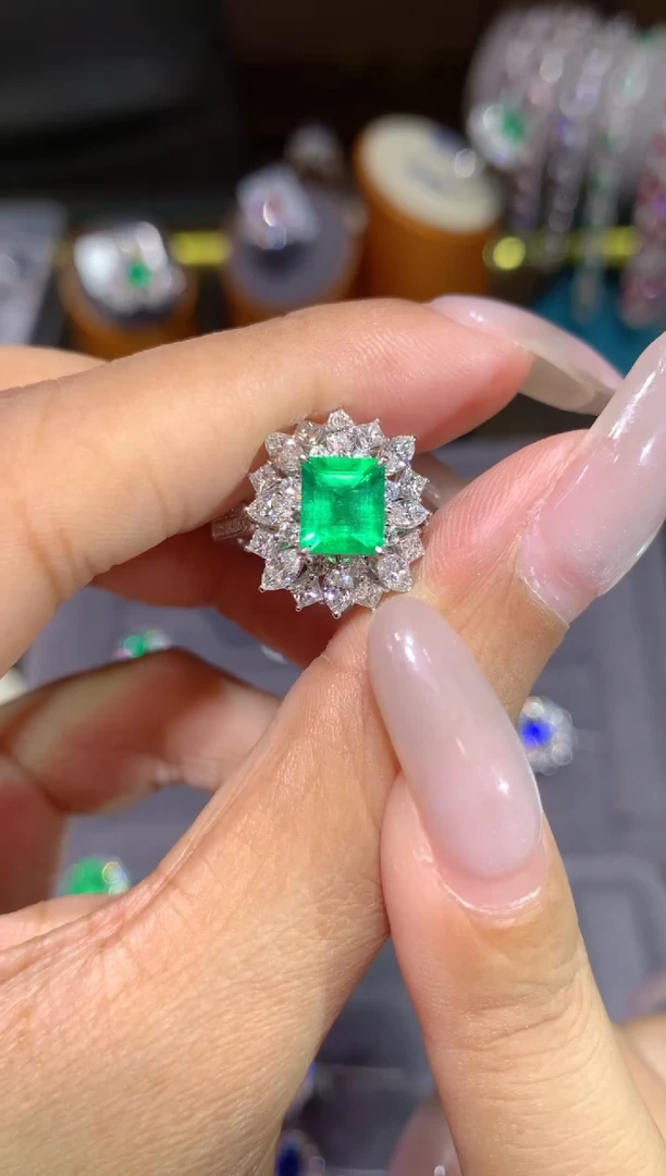祖母绿戒指18K金镶嵌1.06ct