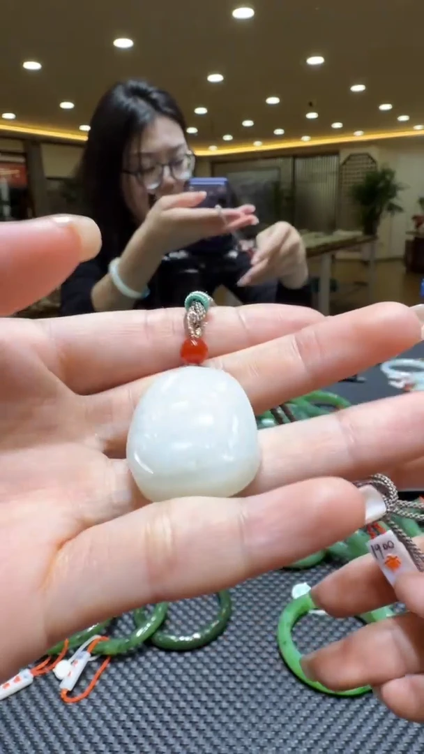 颈饰未镶嵌和田玉挂件