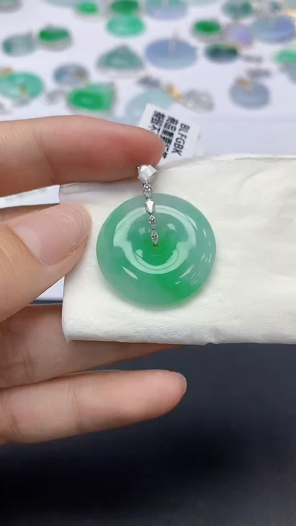 翡翠18K金镶嵌颈饰天然缅甸a货翡翠