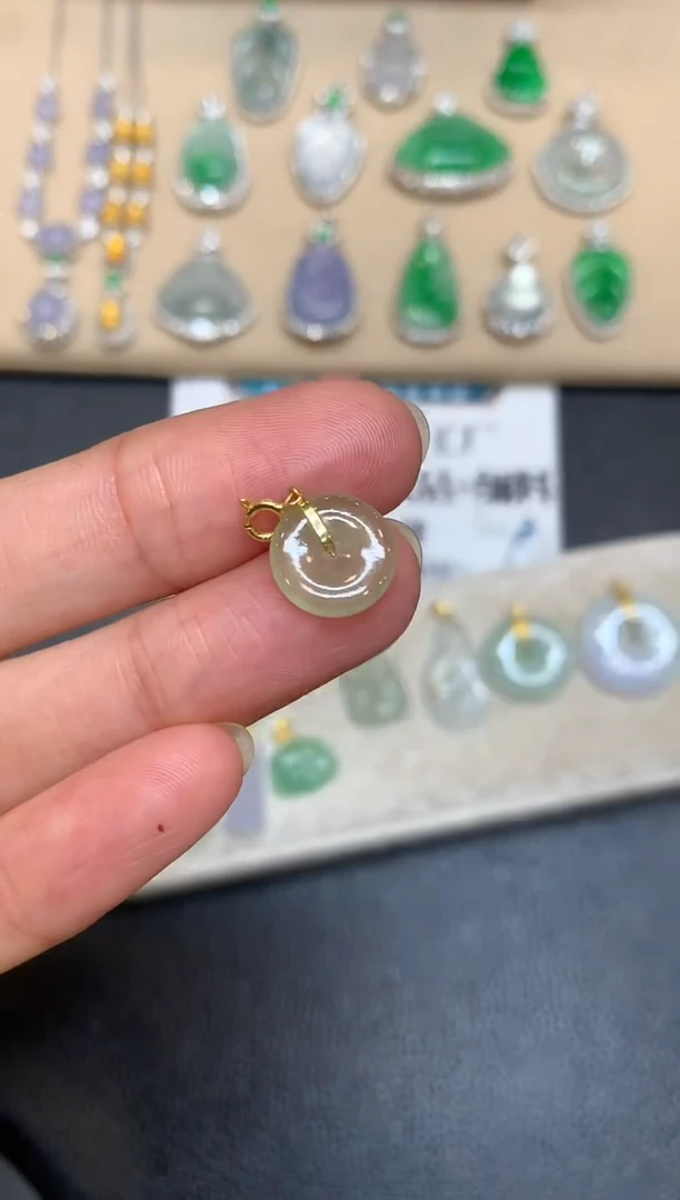 颈饰18K金镶嵌翡翠平安扣【无服务费