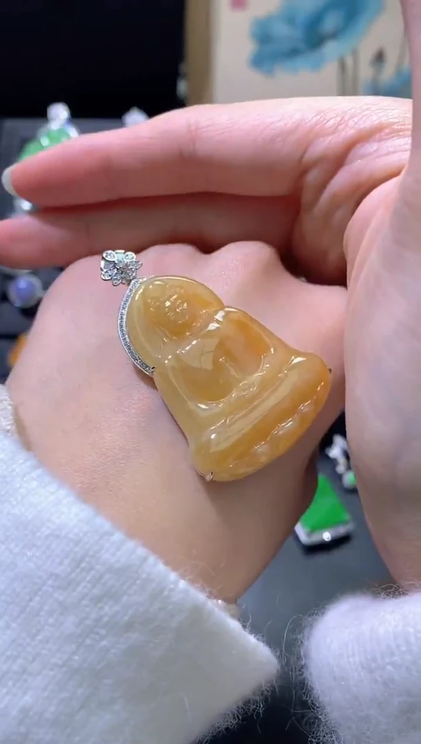 颈饰18K金镶嵌翡翠观音