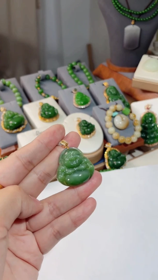 颈饰18K金镶嵌和田玉佛公