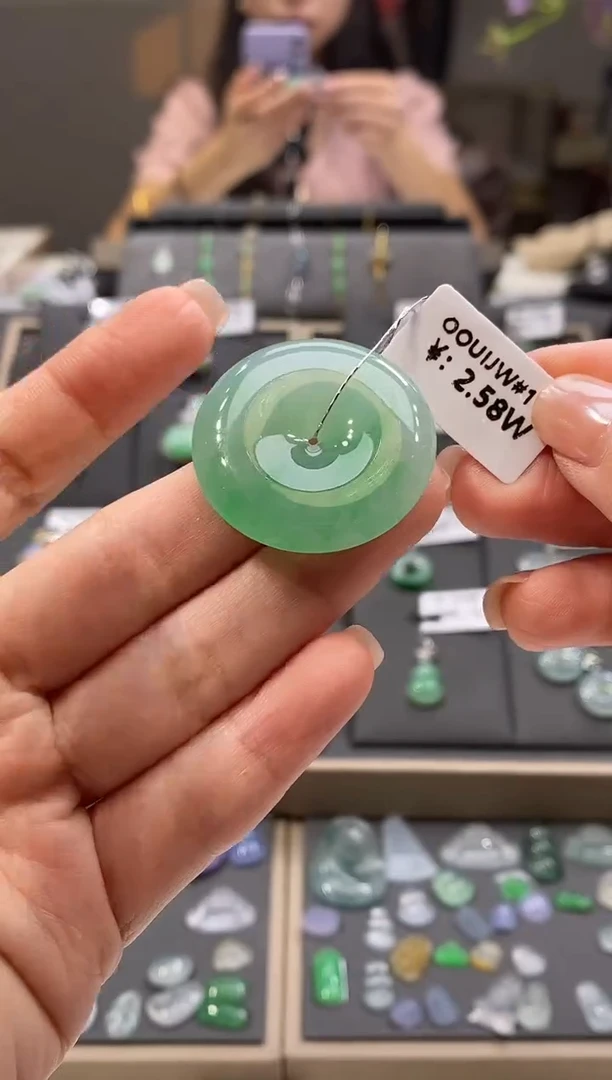 颈饰未镶嵌翡翠平安扣