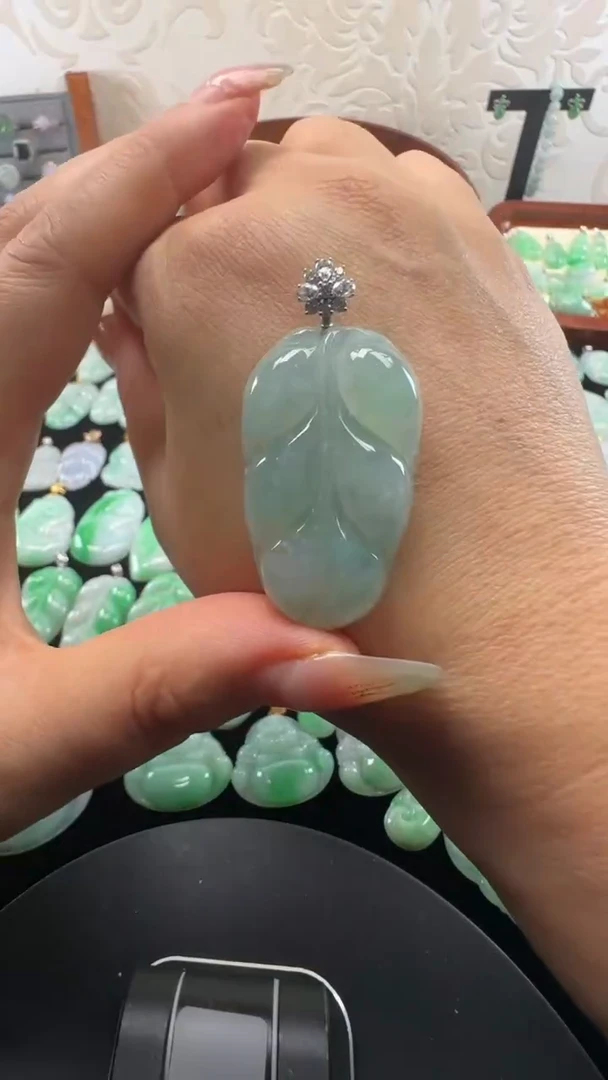 颈饰18K金镶嵌翡翠叶子