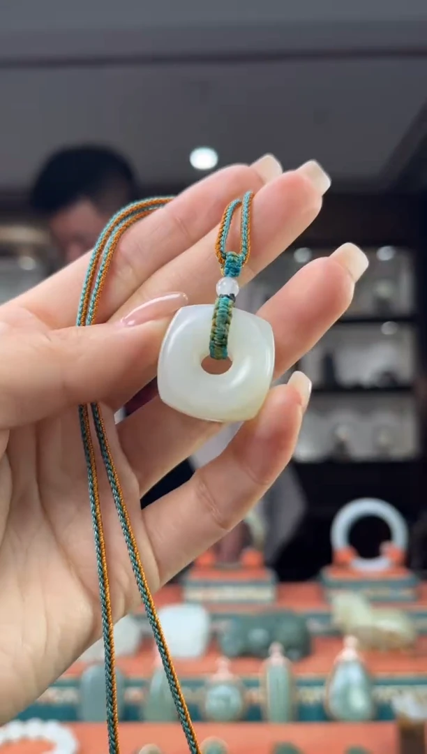 颈饰未镶嵌和田玉佩佩