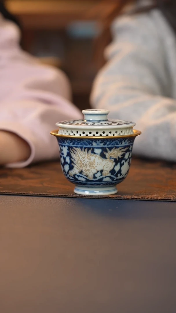 成蕴窑暗刻貔貅牡丹盖碗