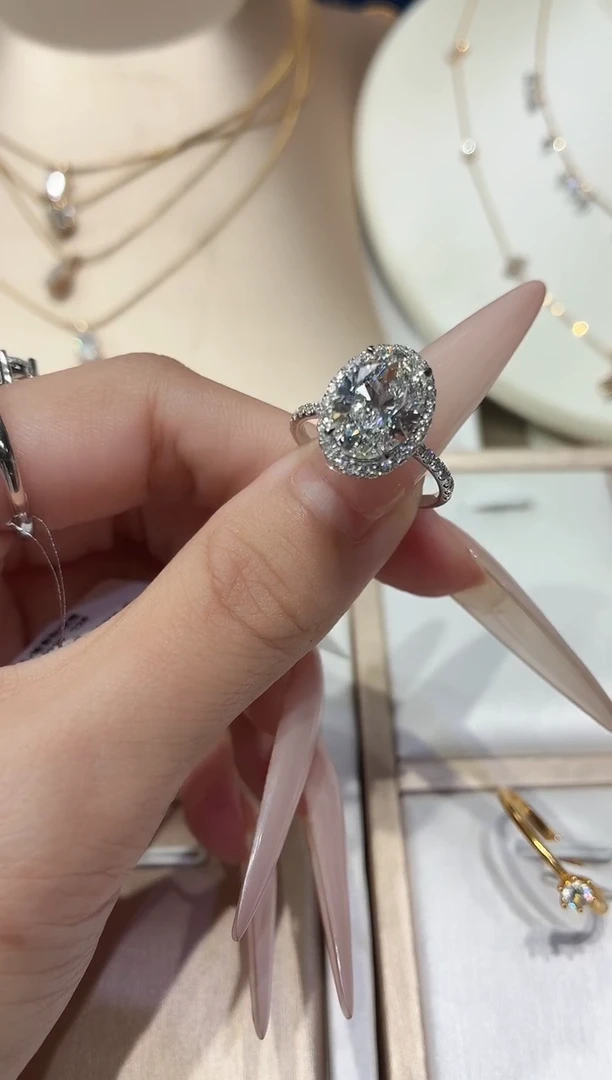 18K金镶嵌实验室培育钻石3克拉椭圆围镶嵌13圈