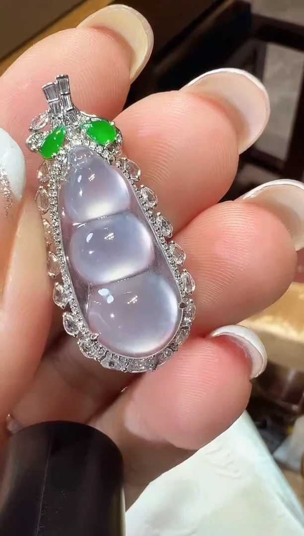 颈饰18K金镶嵌翡翠豆子