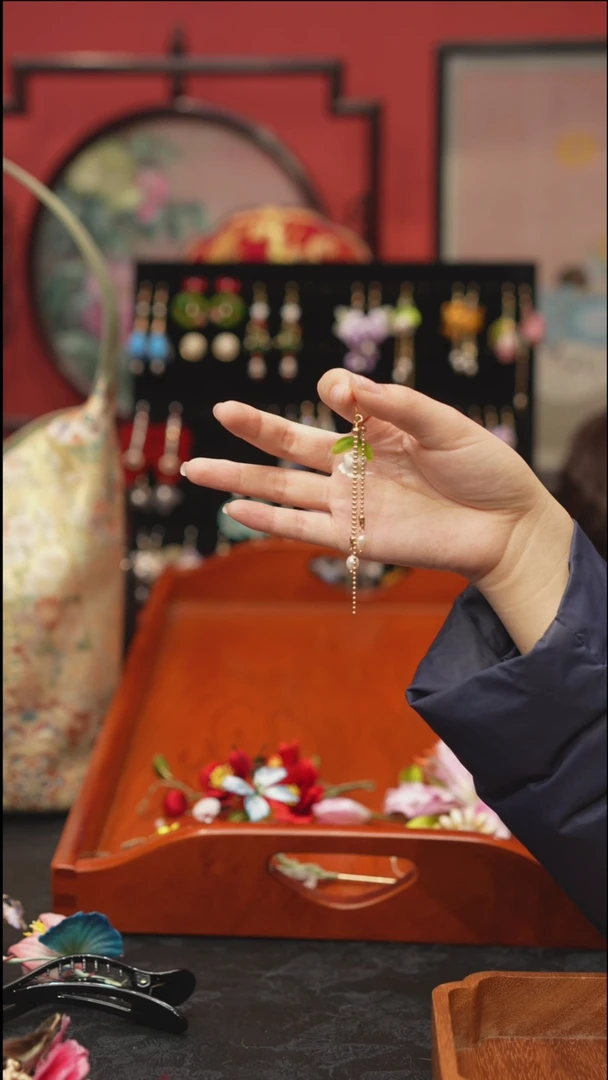 刺绣向**生非遗绒花饰品