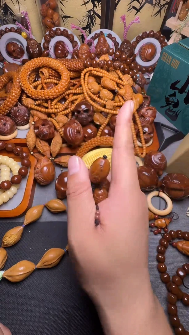 手串橄榄核奕**b玉化八宝财神